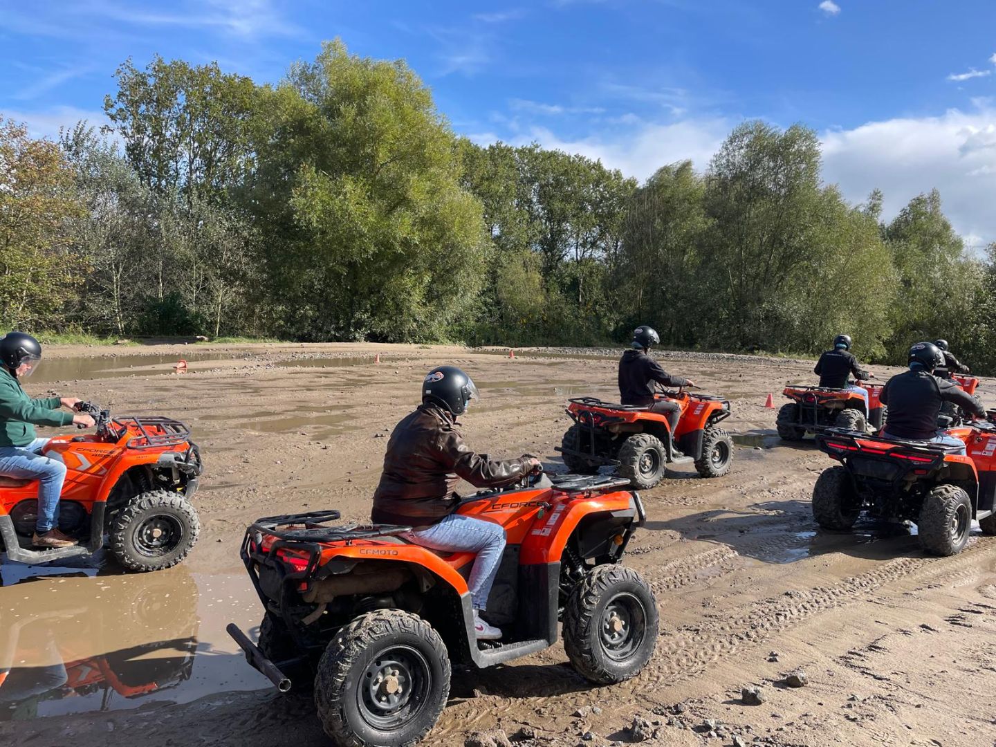 Team van Microtechniek rijdt op quads tijdens bedrijfsuitje en teambuilding voor medewerkers in precisietechniek en machinebouw