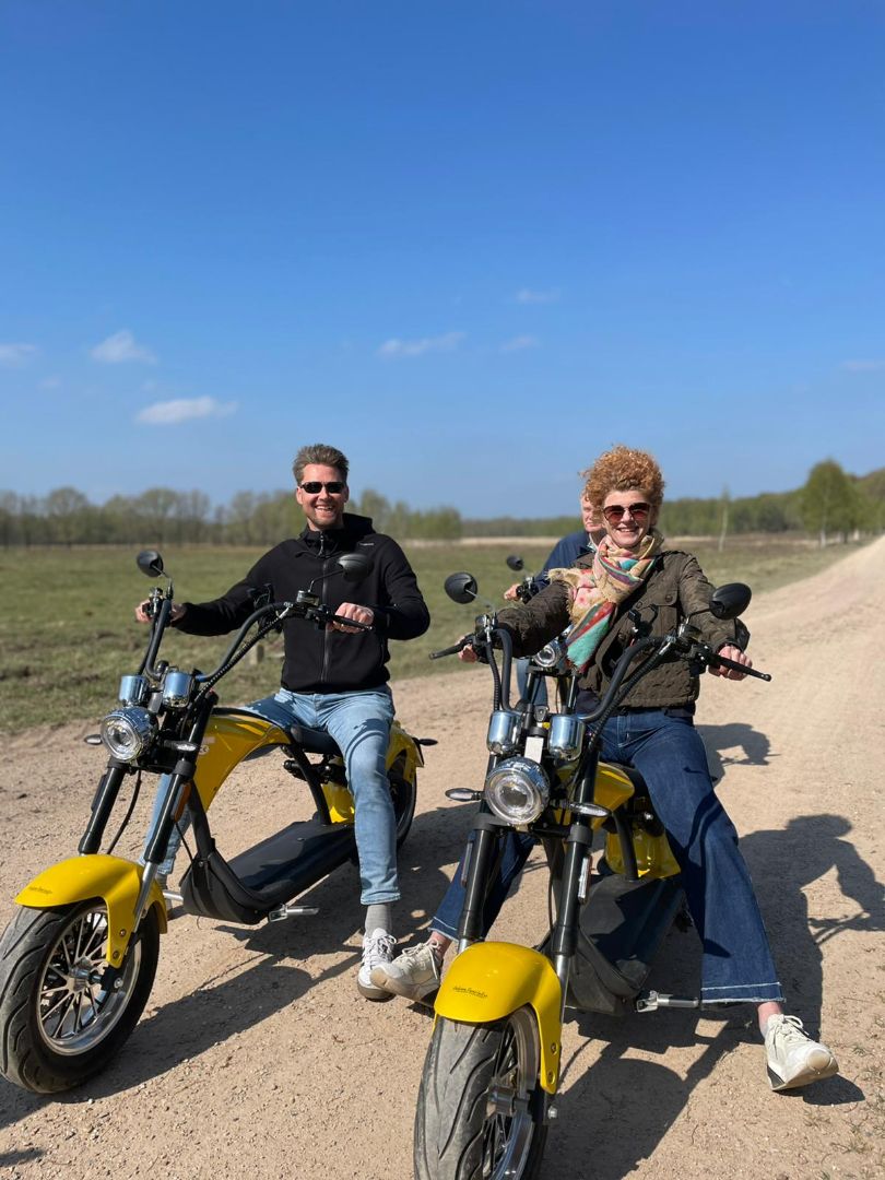 Medewerkers van Microtechniek rijden op elektrische scooters tijdens bedrijfsuitje en teambuilding voor het team in precisietechniek en machinebouw
