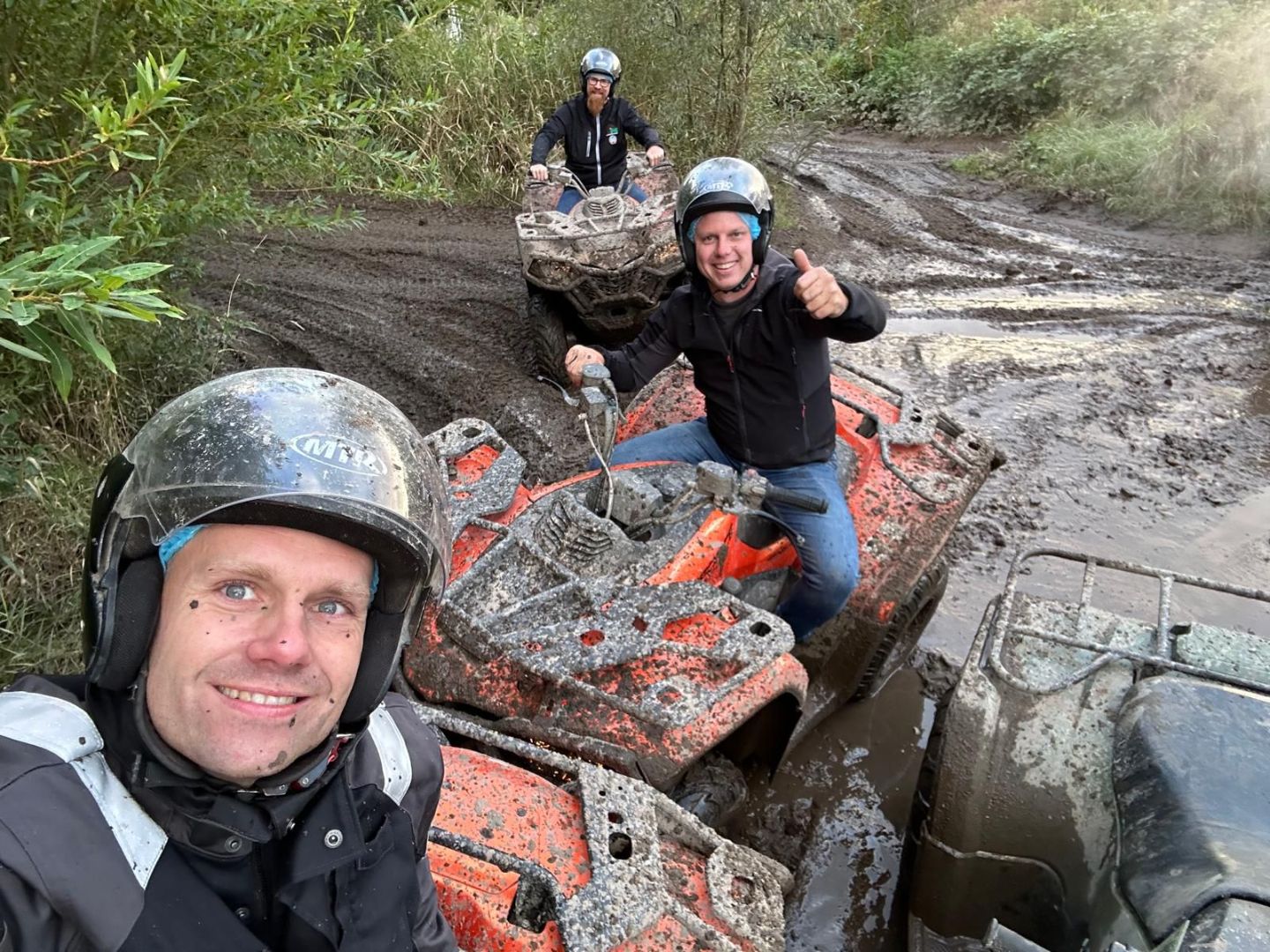 Medewerkers van Microtechniek tijdens teambuilding op quads, passend bij een betrokken team in precisietechniek en machinebouw